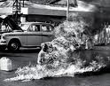 un bonze boudhiste proteste en s'immolant par le feu