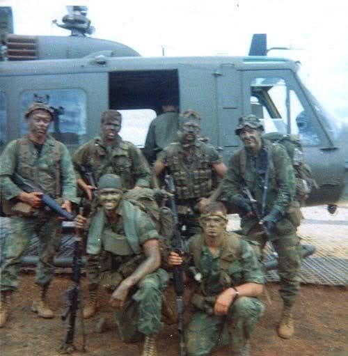 équipe pose pour la photo devant l'hélicoptère juste avant de partir en mission