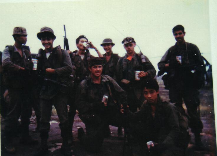 [SOG] RT Virginia
de retour de mission Phu Ble 1968
Au centre accroupi, Sgt. Childers, à droite 1-0 SFC Mc Govern.