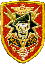 patch insigne rouge et or du SOG: tête de mort portant un béret vert