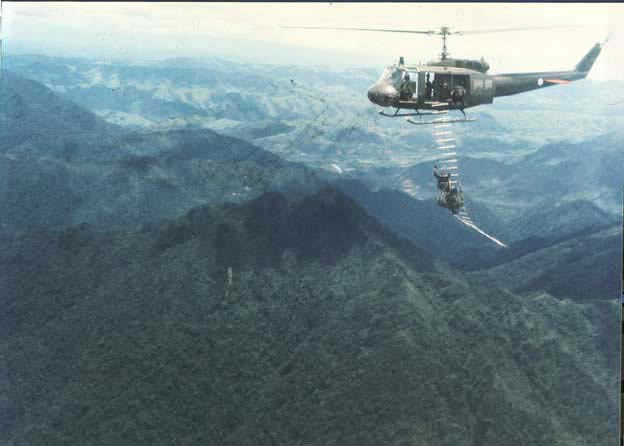 extraction au bout d'une échelle d'un hélicoptère